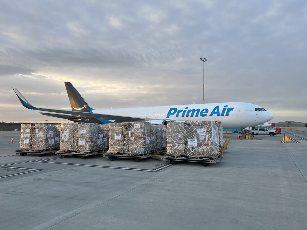 Amazon Air Frachtflugzeug, das mit Hilfsgütern für die Türkei und Syrien beladen wird.