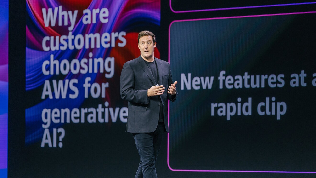 Matt Wood hablando en el escenario de AWS Summit Nueva York.