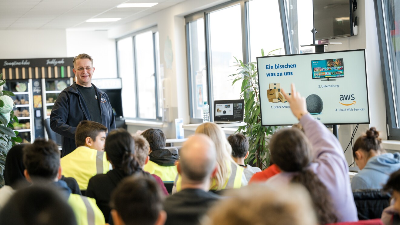 Schüler:innen bei einem Besuch des Amazon Verteilzentrums in Wien.