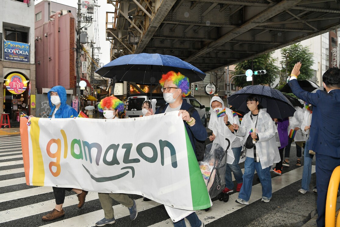 高架下を行進中。ベビーカーの参加者も。