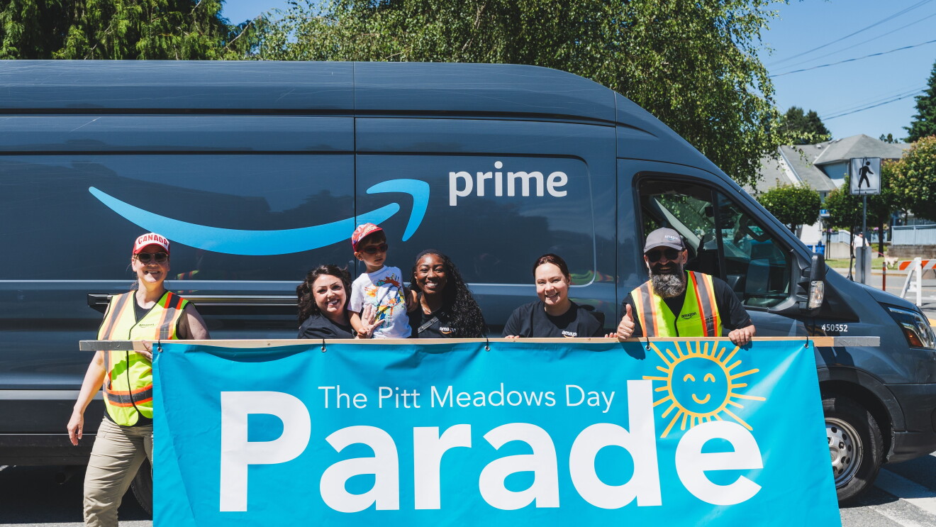Des employés d'Amazon se tiennent devant un camion
