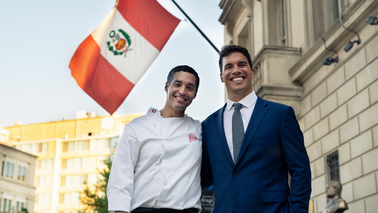 两兄弟微笑着合影的照片。