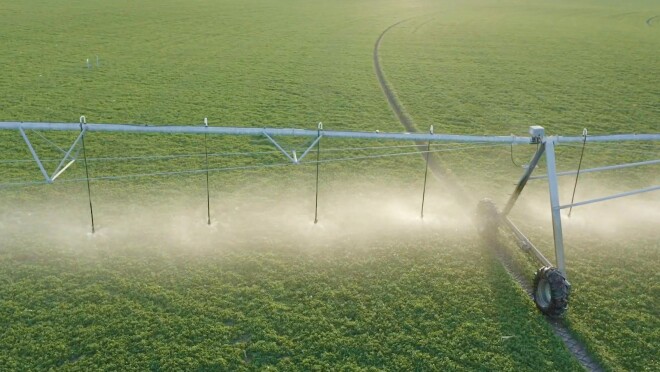 农业领域的形象被大量喷水灭火系统浇水。