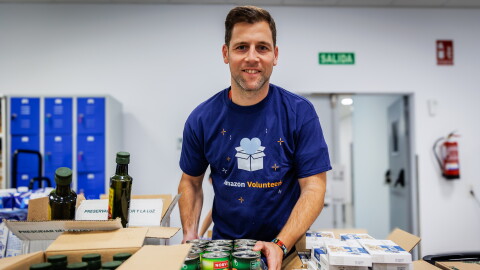 En una sala del centro logístico de MAD4 en San Fernando de Henares hay un voluntario preparando cestas. 