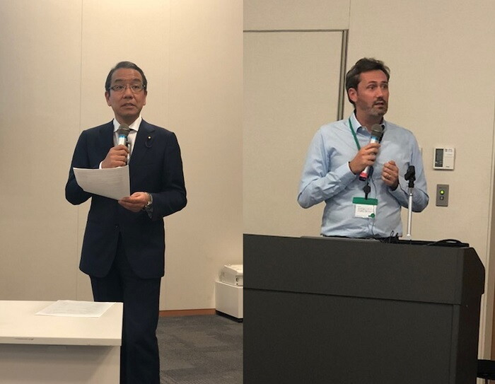 室内でマイクを手に話す男性2人の写真を1枚にまとめた画像。