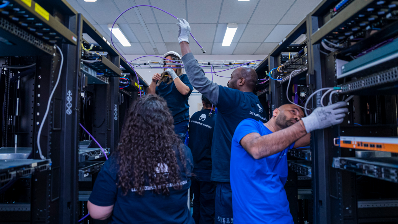 Technicies en train de travailler dans un data center 