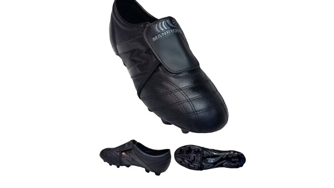 2022年世界杯Manriquez足球钉鞋。