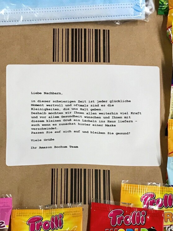 Schreiben an die Nachbarschaft auf einem Amazon Umschlag geklebt.
