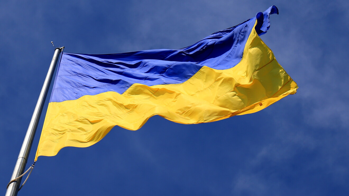Ukraine Flagge vor blauen Himmel.