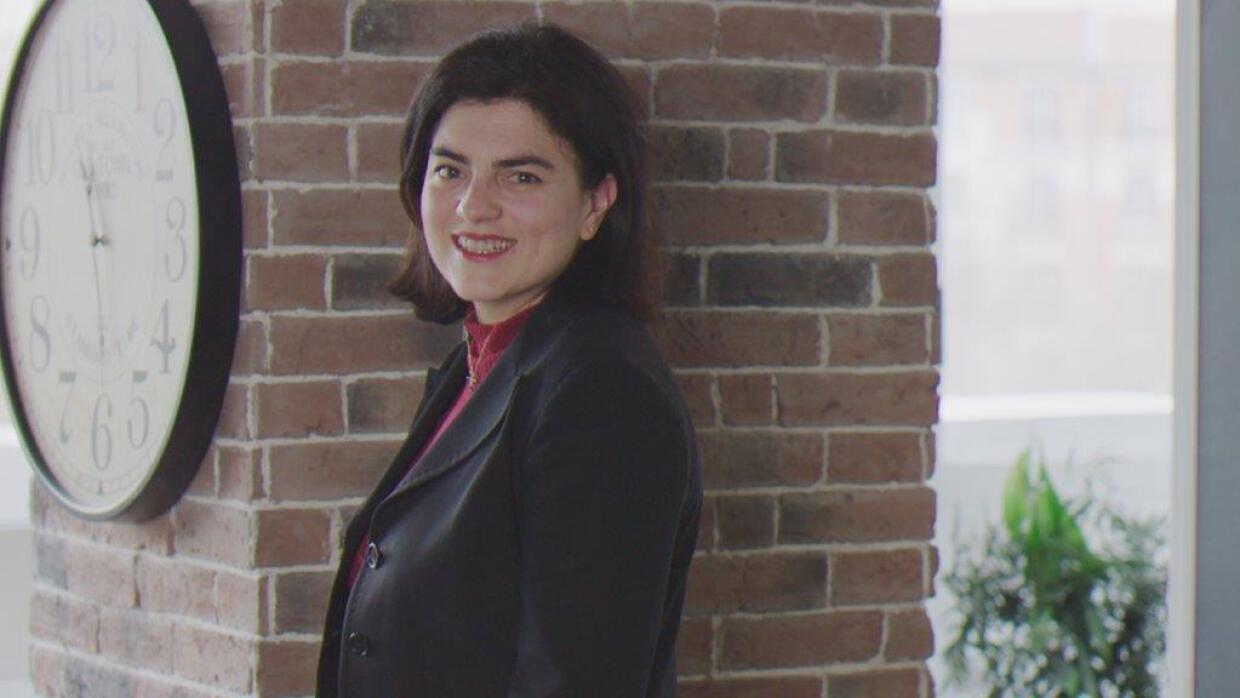 Zena se tient devant un mur de briques dans un coin café des bureaux d'Amazon à Clichy