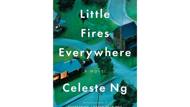 绿油油的草坪、树木和相邻的房屋。书名是白色印刷体的《永不熄灭的小火》。