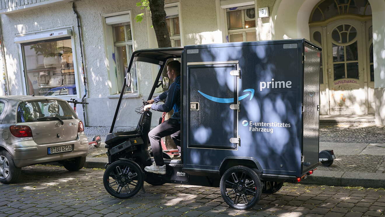 E-cargo bikes deliver Amazon packages to customers in Berlin 3   