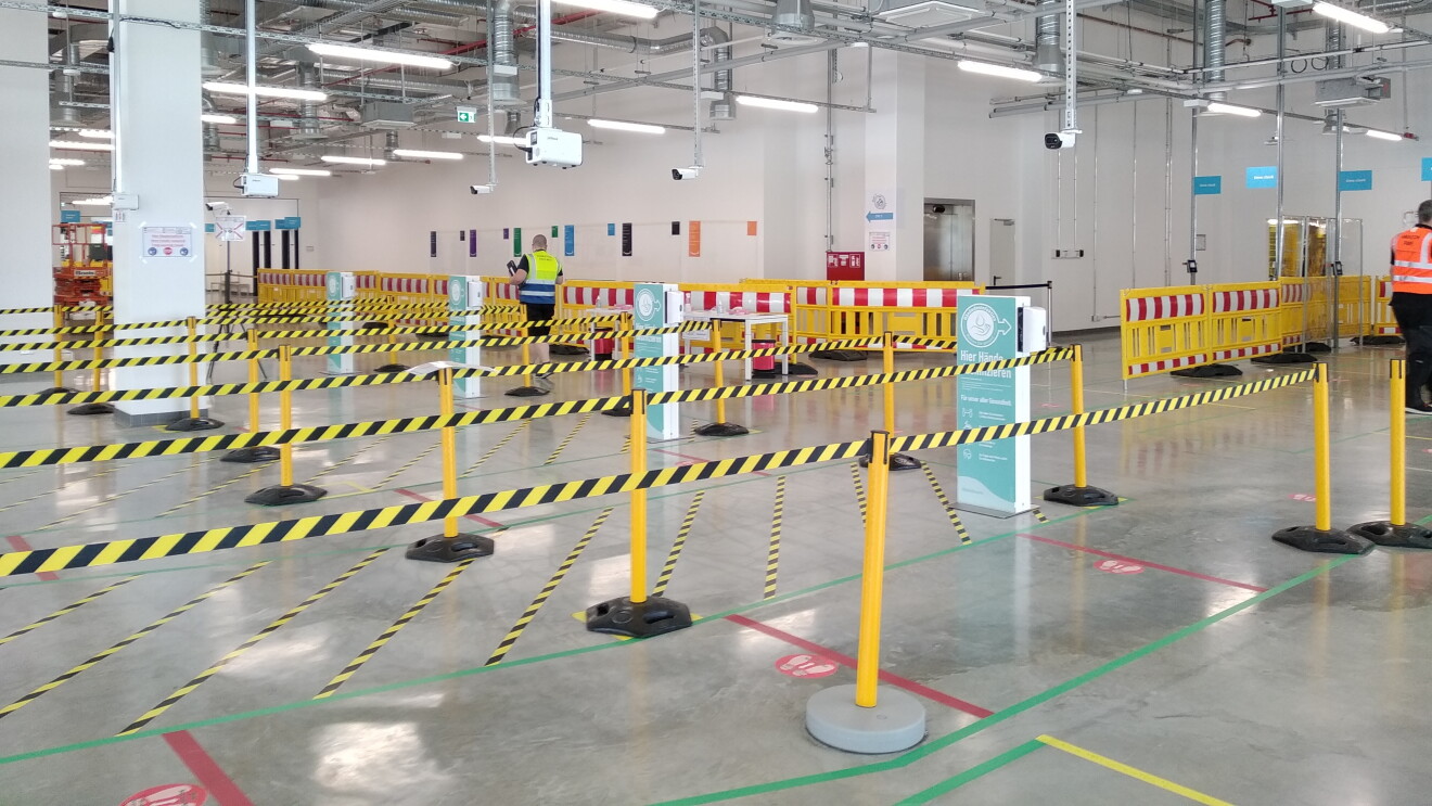 Sicherheitsabsperrrungen im inneren des Logistikzentrum