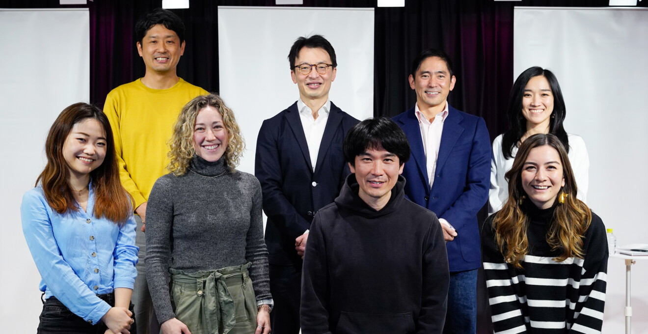 メンバーが笑顔で集合写真