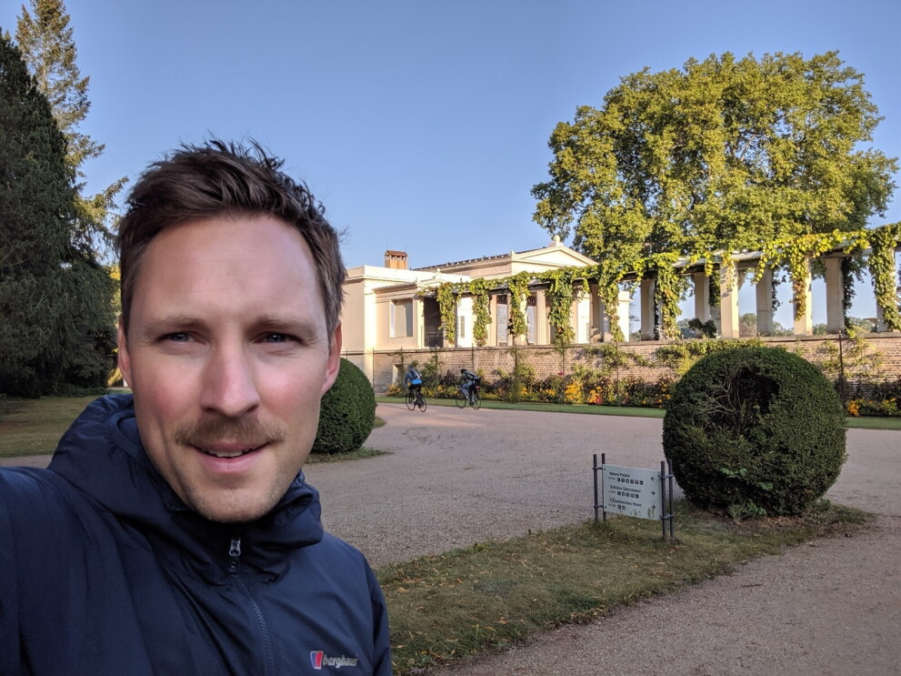 Sven standing outside and taking a selfie in front of a monument.