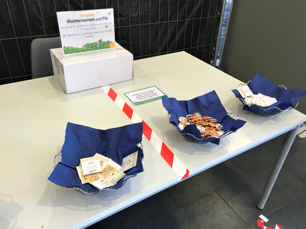 Logistikzentrum Koblenz: Ein Tisch mit kleinen Überrraschungskörben.
