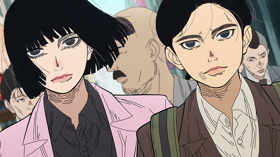 屋外を並んで歩く2人のアニメキャラクターのアップ。左側はおかっぱ頭でピンクの上着、右側は口元に絆創膏。背後にモブのキャラクターが3人見える。