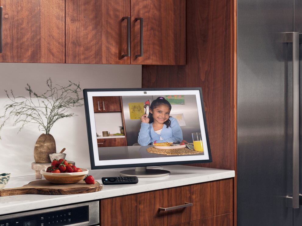 Echo Show zeigt einen Videoanruf an ein junges Mädchen in der Küche an