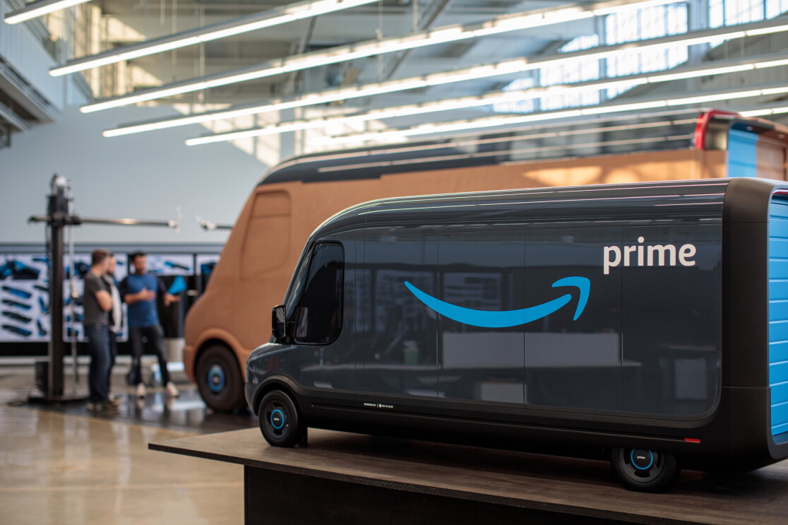 Im Vordergrund das maßstabgetreue Model des Elektrofahrzeugs von Amazon. Im Hintergrund das Originalgroße Fahrzeug aus Ton. 