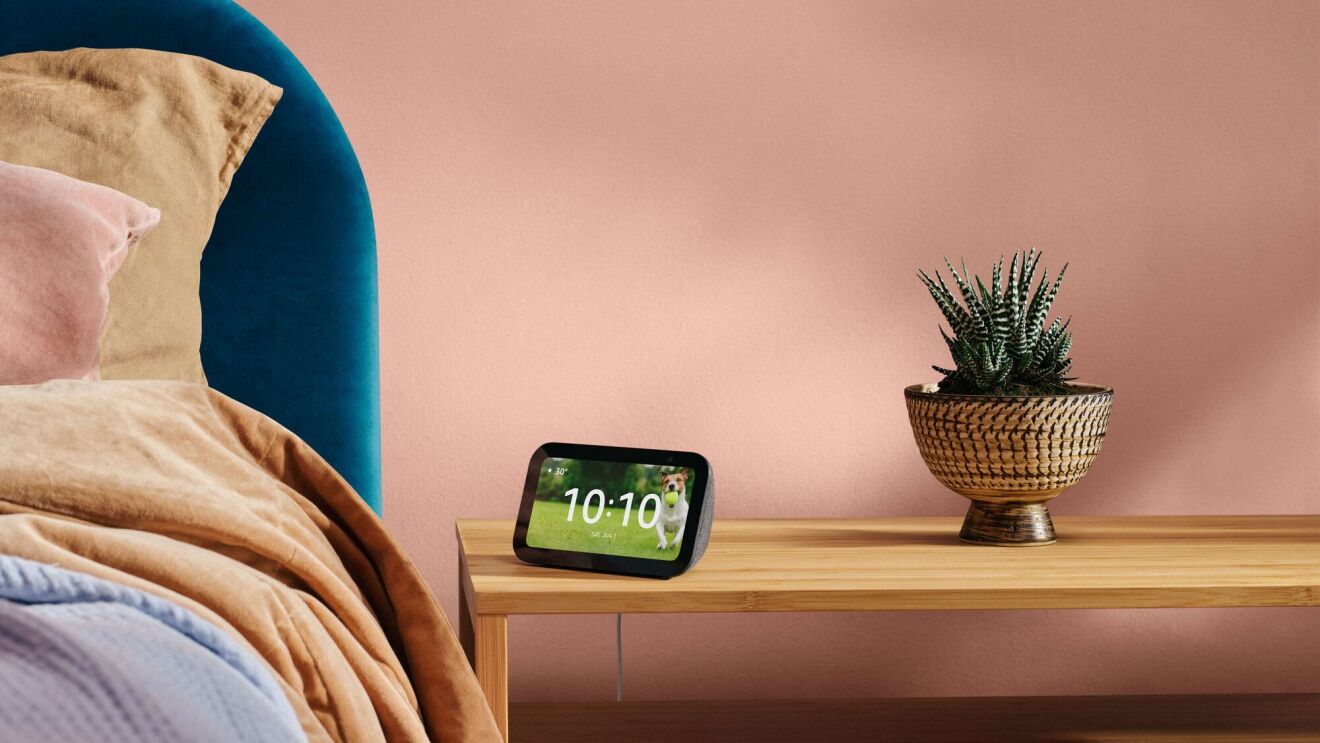 about-amazon-hero-echo-show-5-bedside