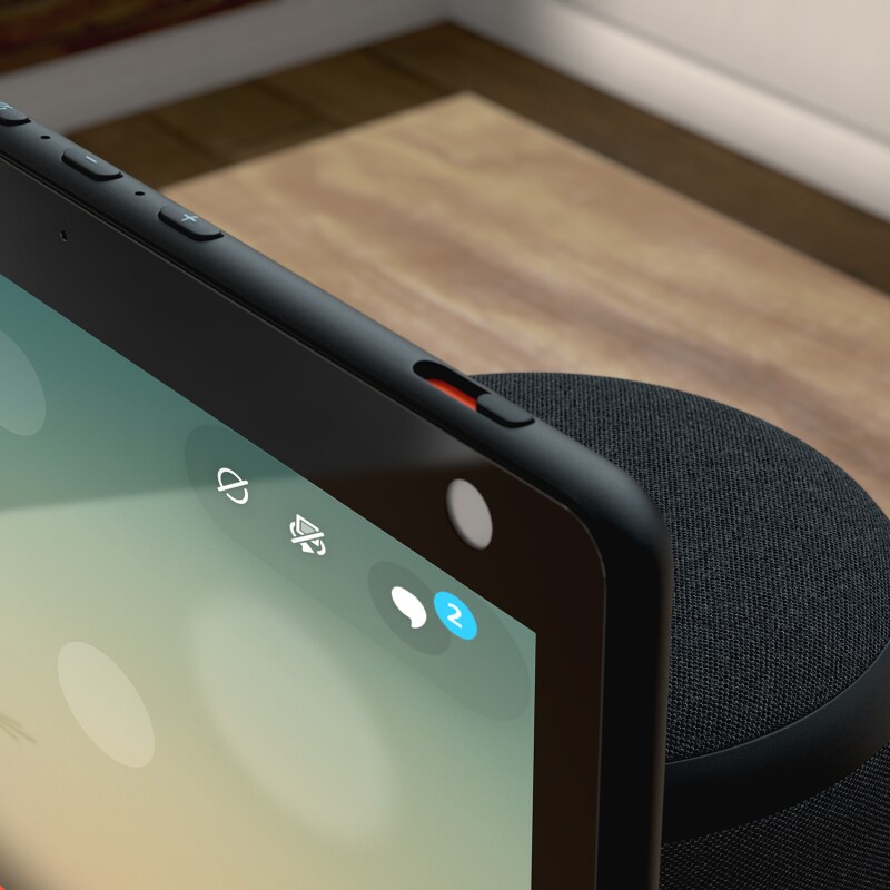 平板电脑的图像和一个亚马逊回声设备。