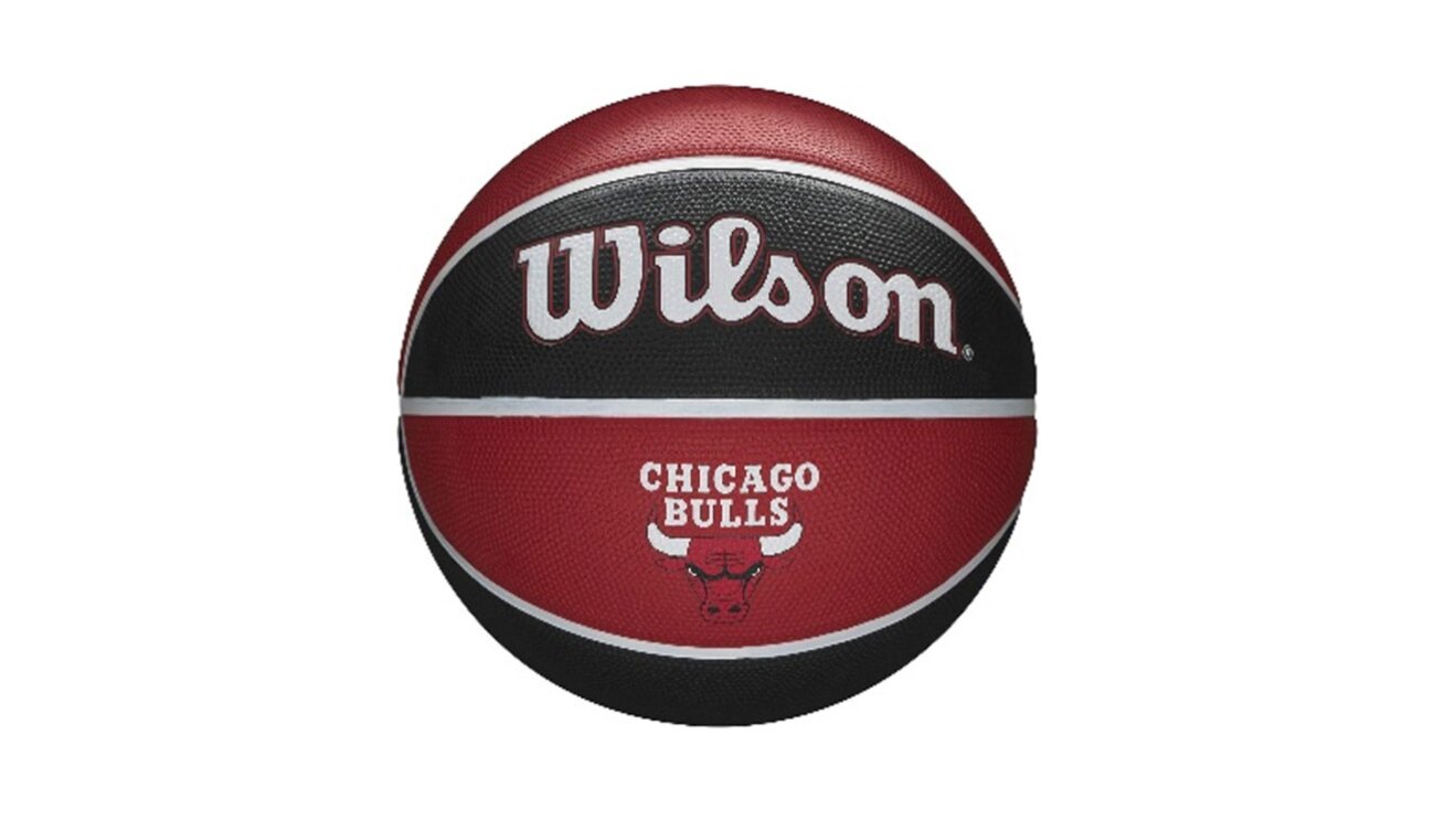白いラインで区切られた赤と黒のバスケットボール。黒部分に「Wilson」の白字と、その下の赤い部分に「CHICAGO BULLS」の白字と雄牛のイラストを配置。