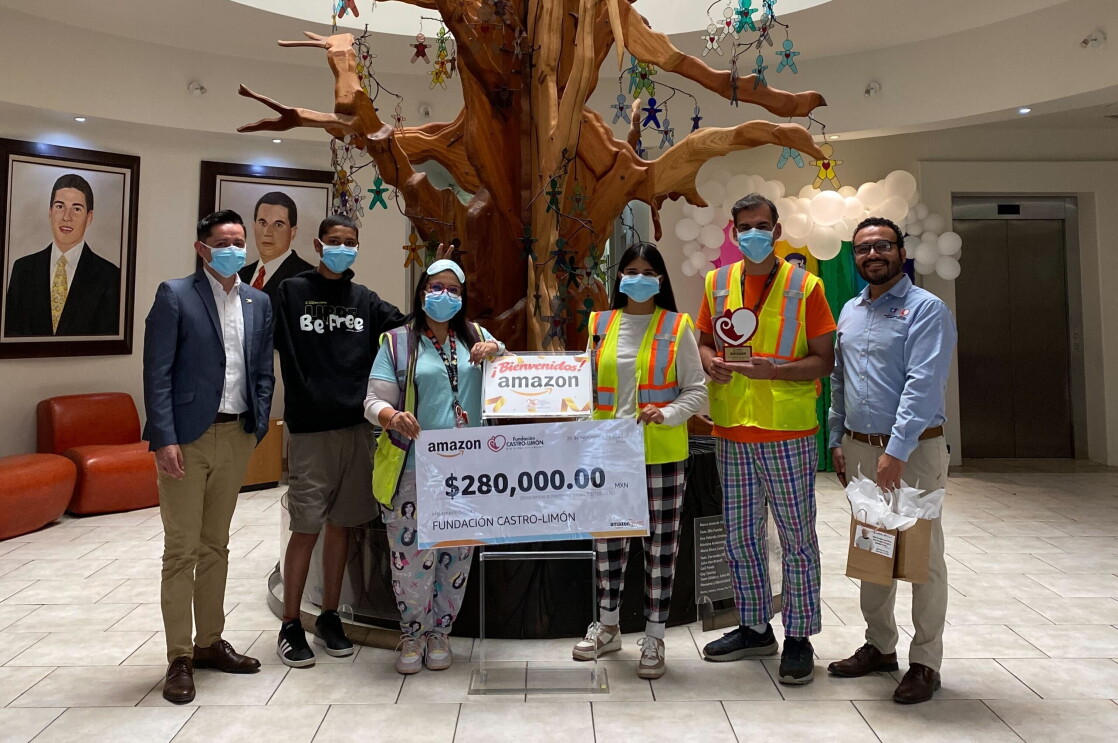 Foto de equipo con voluntarios de Amazon y miembros de la Fundación Castro Limón, A.C.