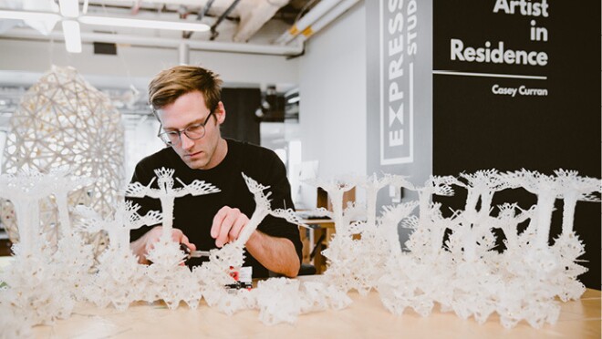 来自“驻馆艺术家”项目的艺术家在各自的艺术作品中工作。