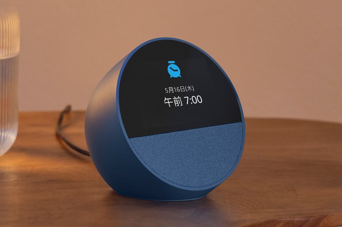木製のテーブルに青いデジタル時計(Echo Spot)が置かれている。その画面に青い目覚まし時計のマークと5月16日(木)午前7:00の文字が表示されている。