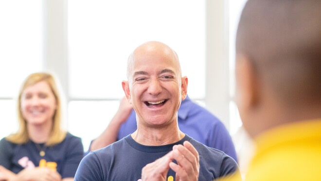 地铁纳什维尔的公立学校的学生喜欢和杰夫·贝佐斯访问亚马逊未来工程师计划宣布扩张到他们的学校。