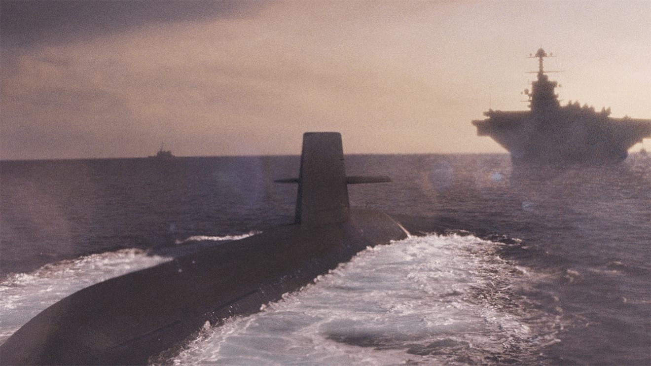 上半分が海面に見える潜水艦が、離れたところに浮かぶ巨大な軍艦から離れていくところ。水平線上にも船の影が見える。