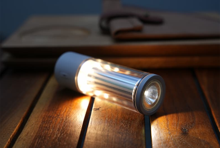 光っている小さなLEDライトが机の上に置かれている。
