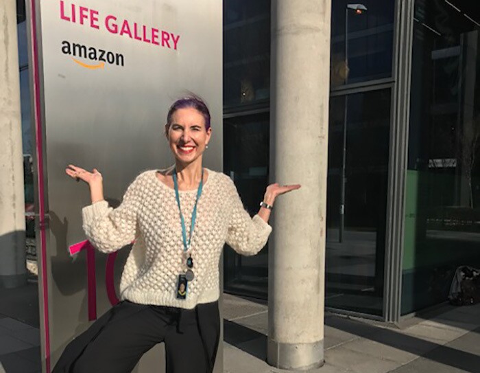 Karin Zimmermann_vor dem Amazon Gebäude_IWD Symbol