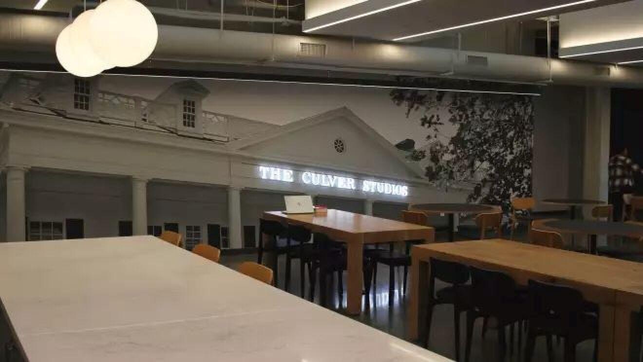 誰もいない部屋の壁に「The Culver Studio」ネオンサインが光っている。