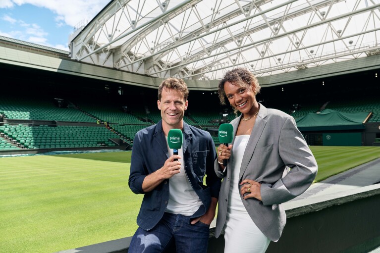 Cayana Freeman und Moritz Lang im Wimbledon Stadion: Beide halten grüne Mikros mit Prime Logo.