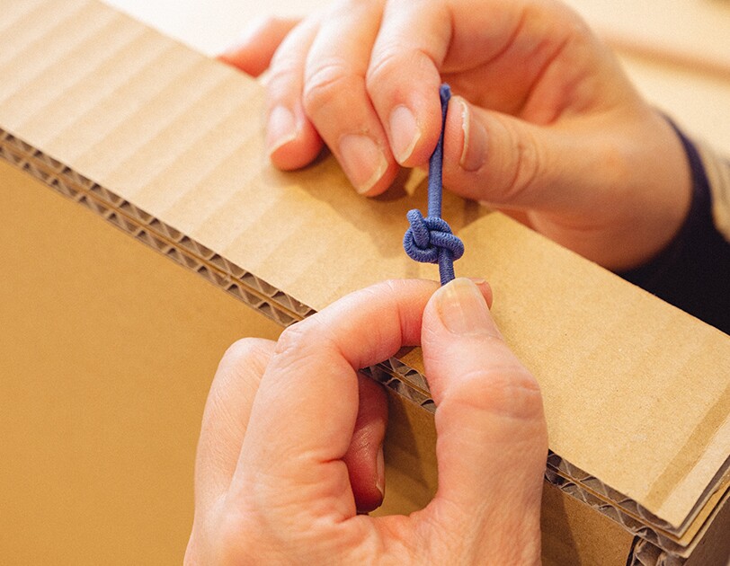 おうち時間に楽しもう。子どもと一緒に簡単ダンボール工作【ホッケーゲーム編】