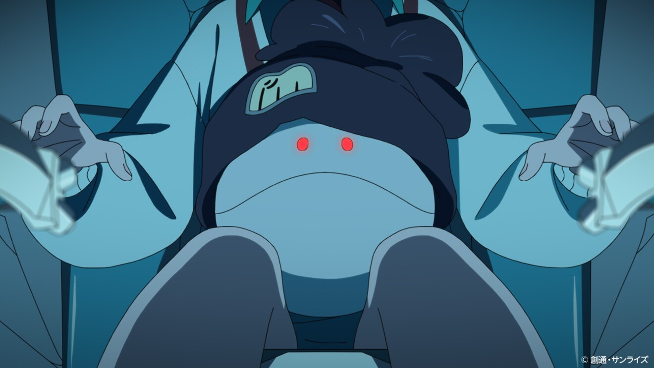 青く薄暗い操縦席に座り操縦かんに手を伸ばそうとしている人物。その人物の両足の上には、腹部にまかれたベルトのようなもので固定されている目が赤く光る球形のロボット(ハロ)がいる