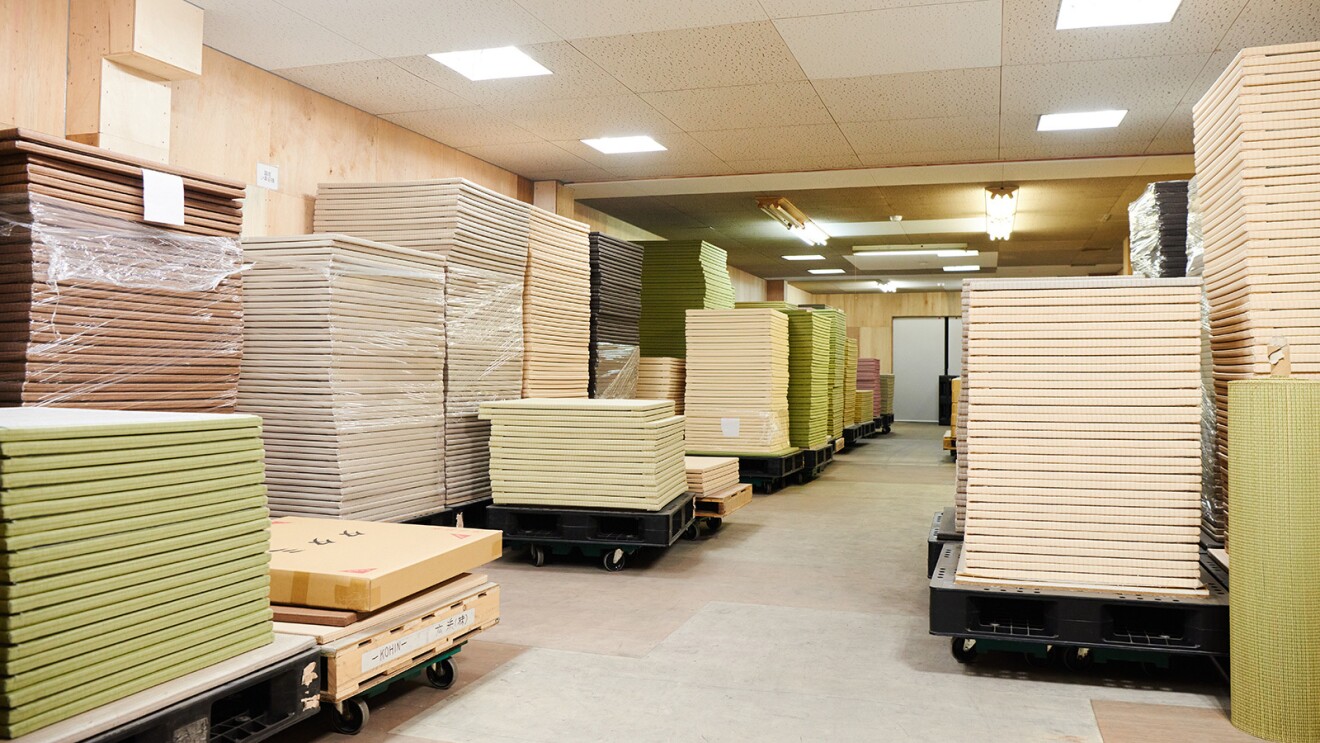 畳が積まれ、整理整頓されている倉庫のような空間