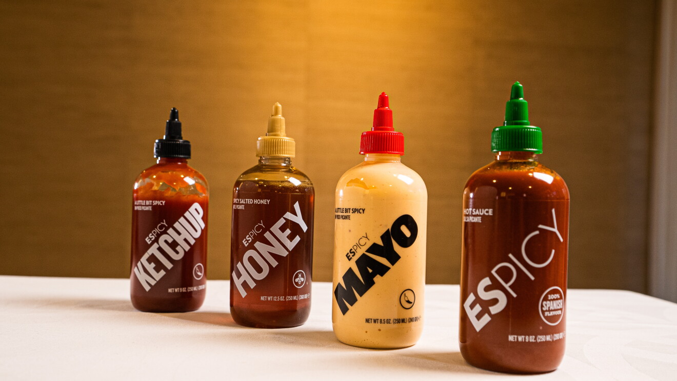Primer plano de las salsas que produce Espicy: la primera es la picante y después está la mayo picante, la miel picante y ketchup picante.