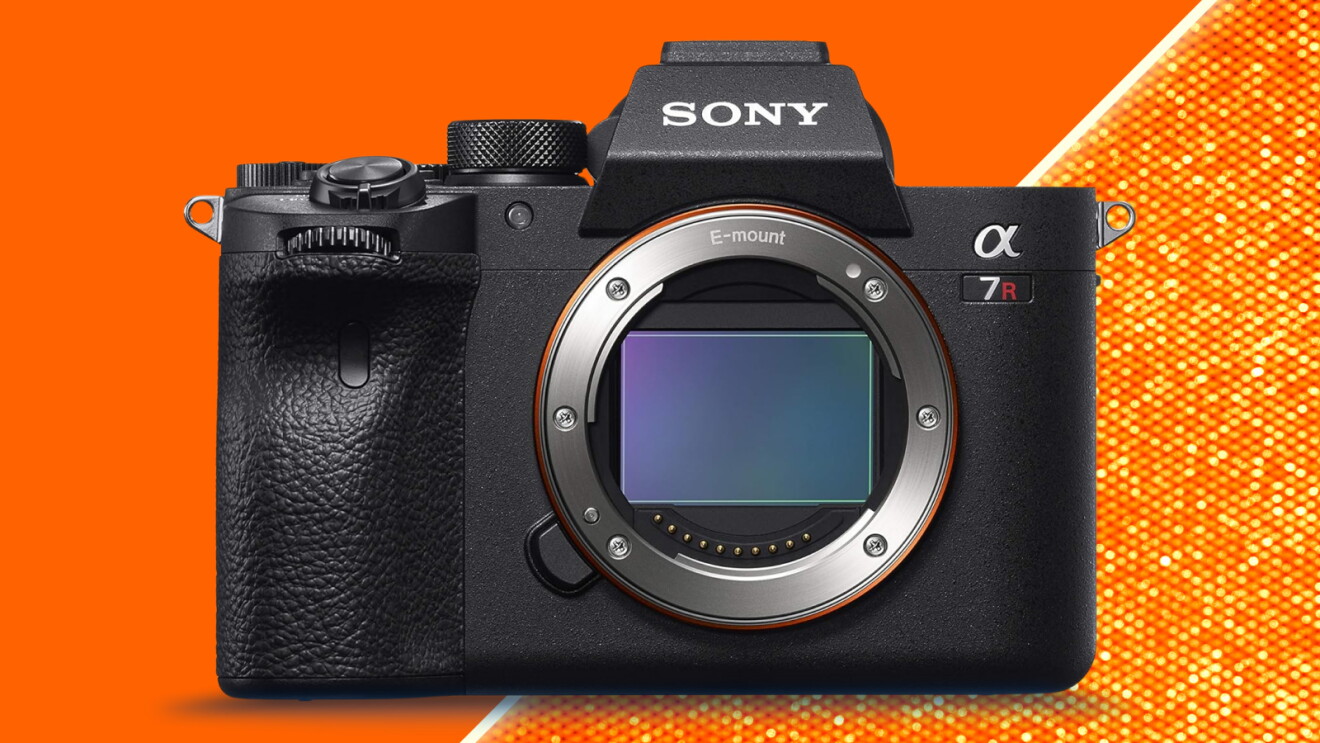 Schwarze Sony-Kamera vor orangefarbenem Hintergrund für Amazon Black Friday 2025