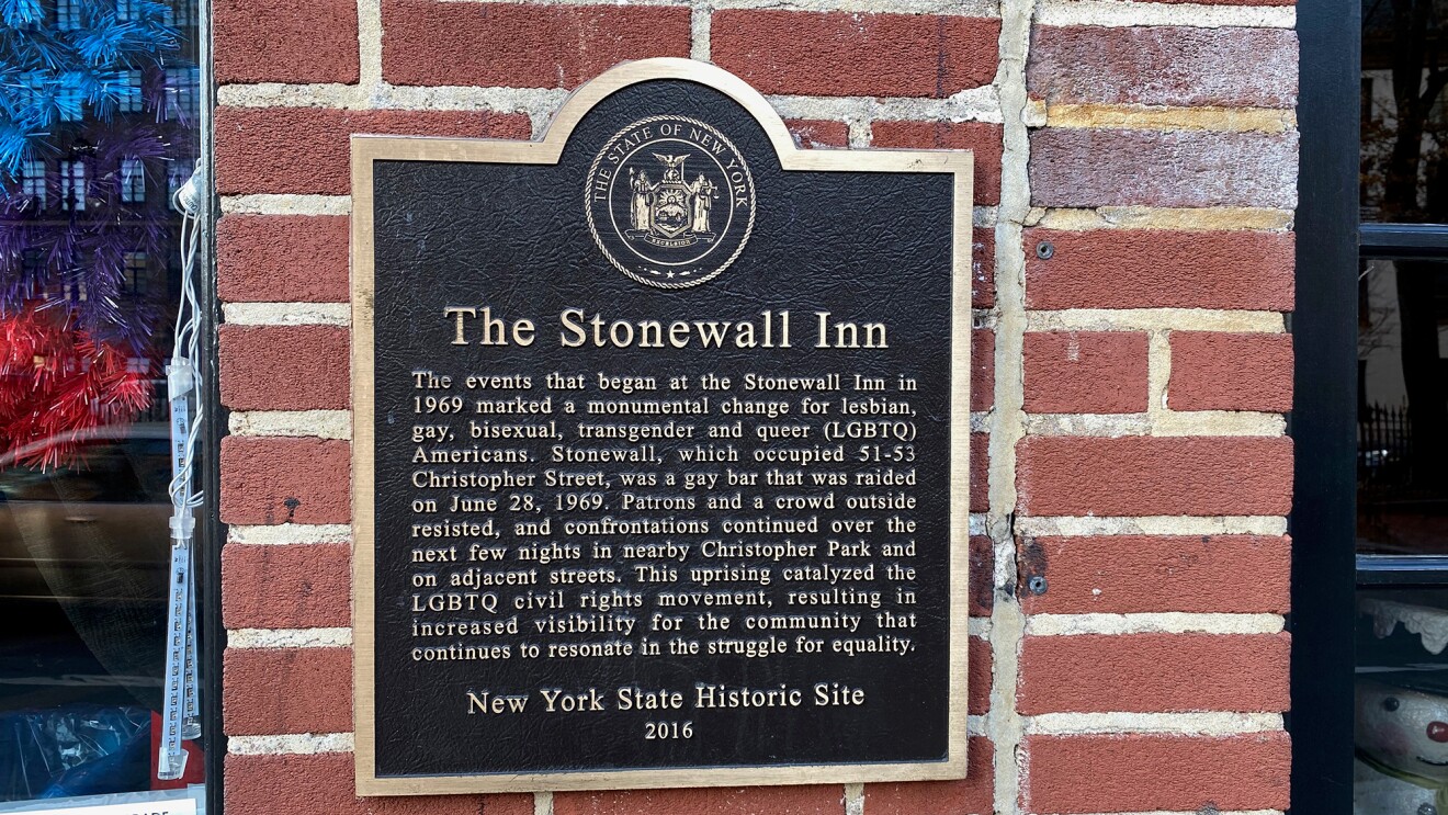 A plaque on The Stonewall Inn that tells of the historical relevance of the site.