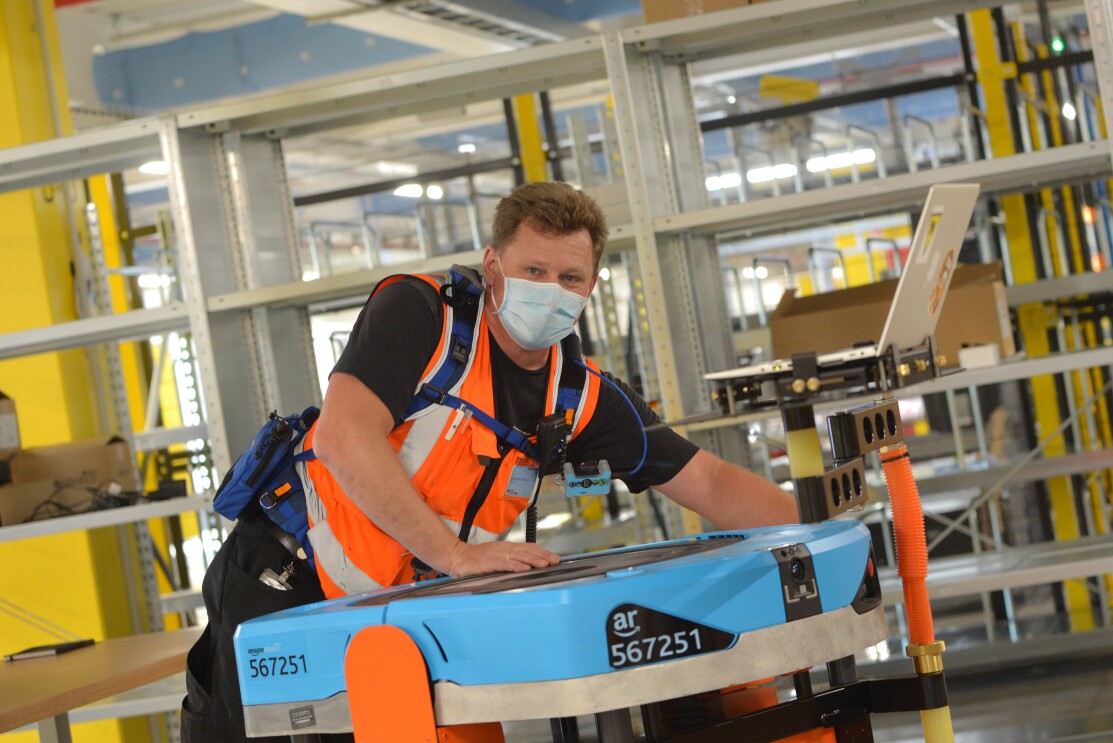 Robotertechniker bei der Wartung eines Drives.