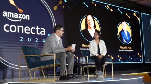 Segunda edición de Amazon Conecta. Gabriel Mas, director de Márketing de México, y Renata Arvizu, Líder del marketplace de Amazon México.
