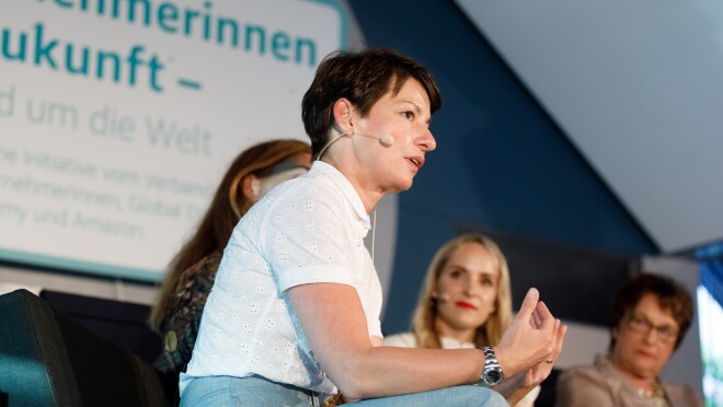 Jasmin Arbabian-Vogel sitz auf der Bühne, es findet eine Podiumsdiskussion statt.