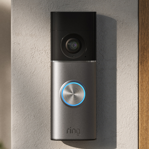 Appareil Amazon Ring 4K fixé à l'extérieur d'une porte