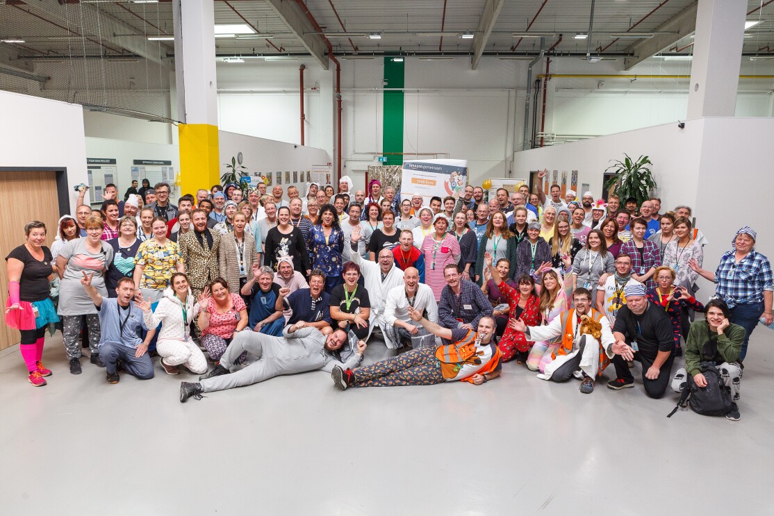 Gruppenbild mit Mitarbeitern im Schlafdress.