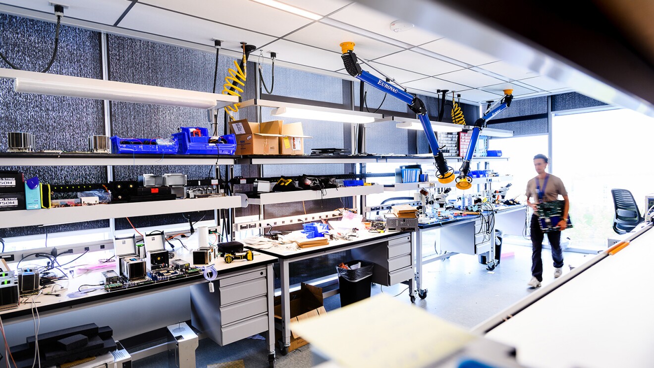 AWS芯片实验室的实验室图像。