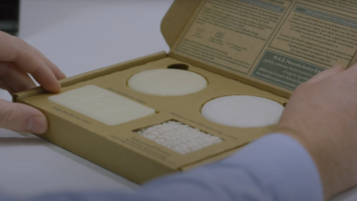 l'immagine mostra una scatola in materiali 100% riciclabili con all'interno prodotti di bellezza