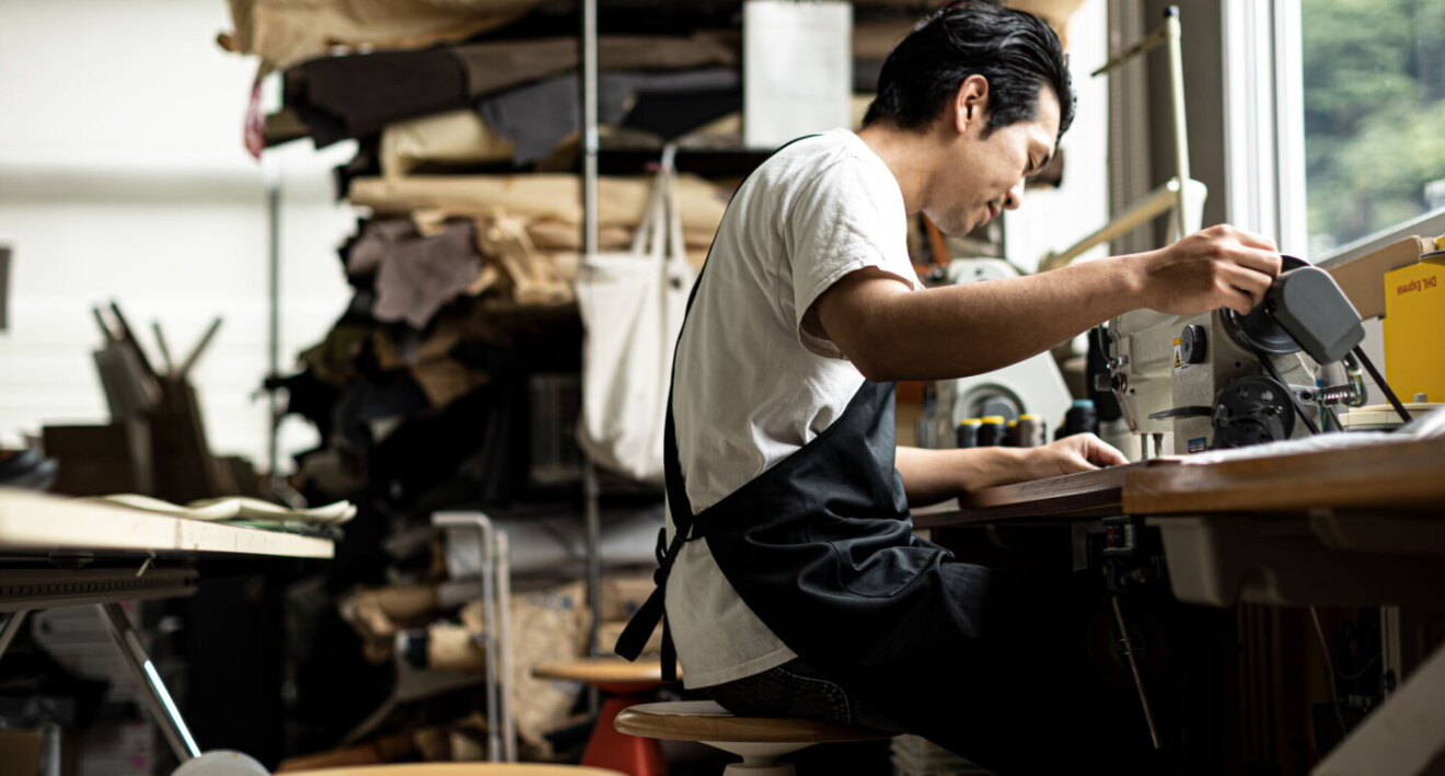 職人が工房で作業している