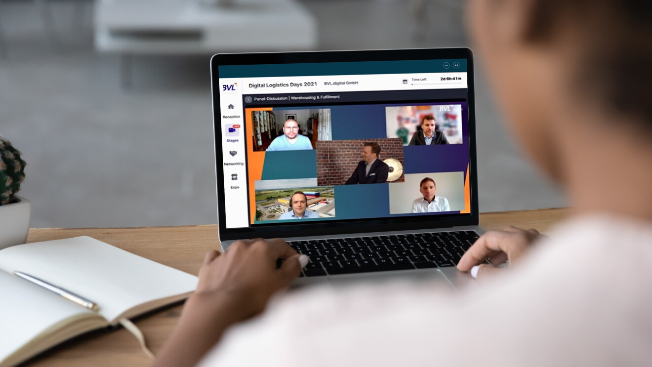 Eine Person, von hinten erkennbar, sitzt vor einem aufgeklappten Laptop. Auf dem Screen die Protagonisten der BVL Videokonferenz.